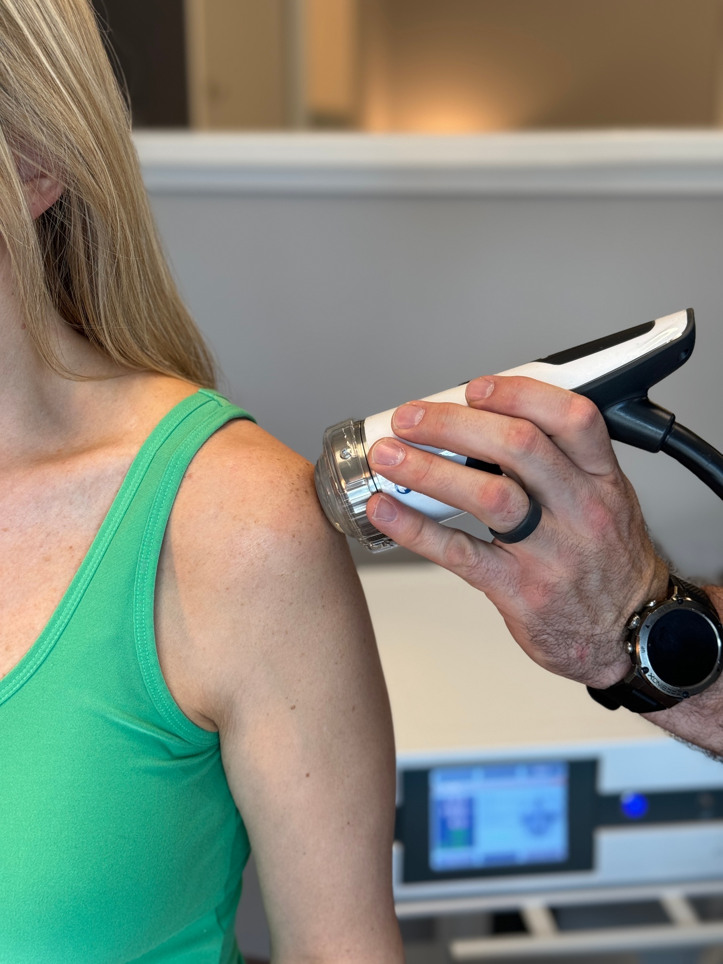Shockwave therapy on a shoulder