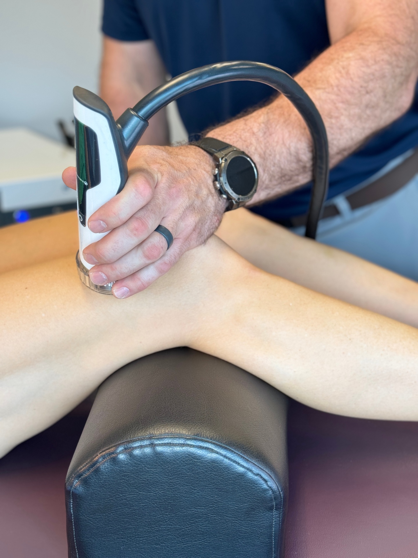 Close-up of shockwave therapy on a knee