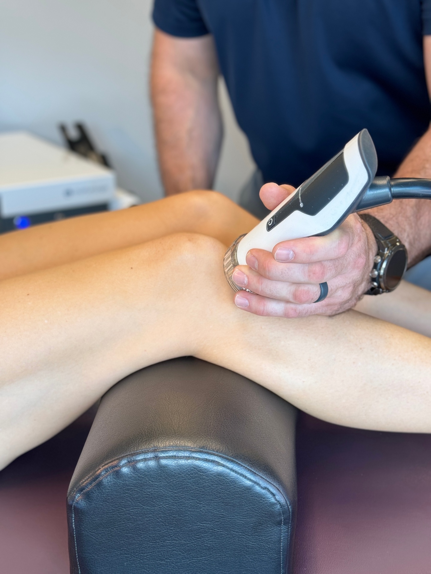 Shockwave therapy on a knee